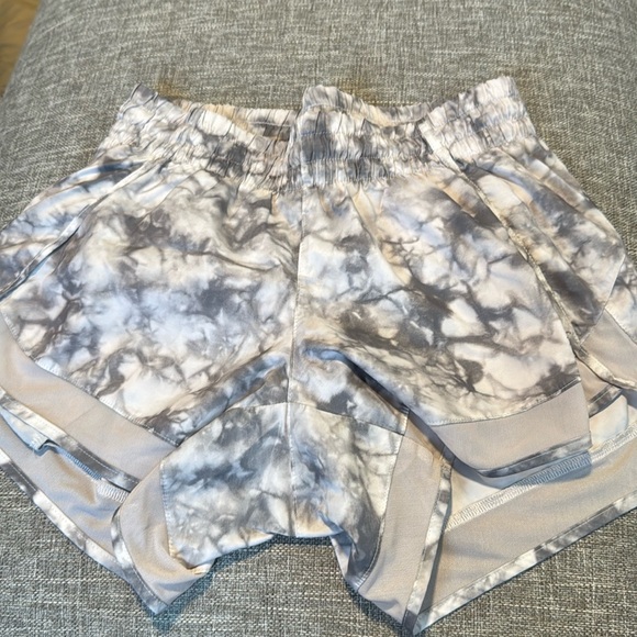 Athleta Printed Mesh Racer Run Short 4" Size Medium - Picture 2 of 8